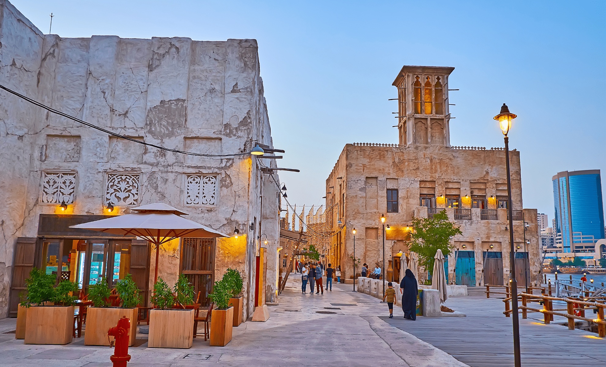 Al Fahidi Historic District y Dubai Creek en Dubái