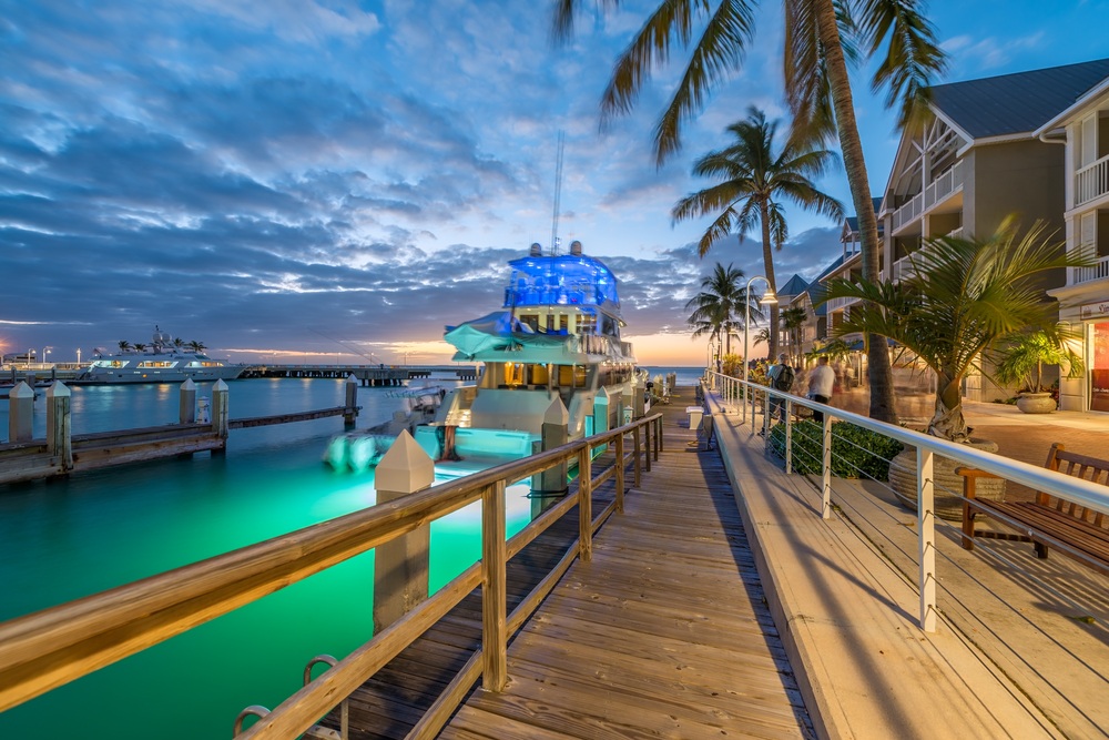 Puesta de sol en Key West y Duval Street Florida
